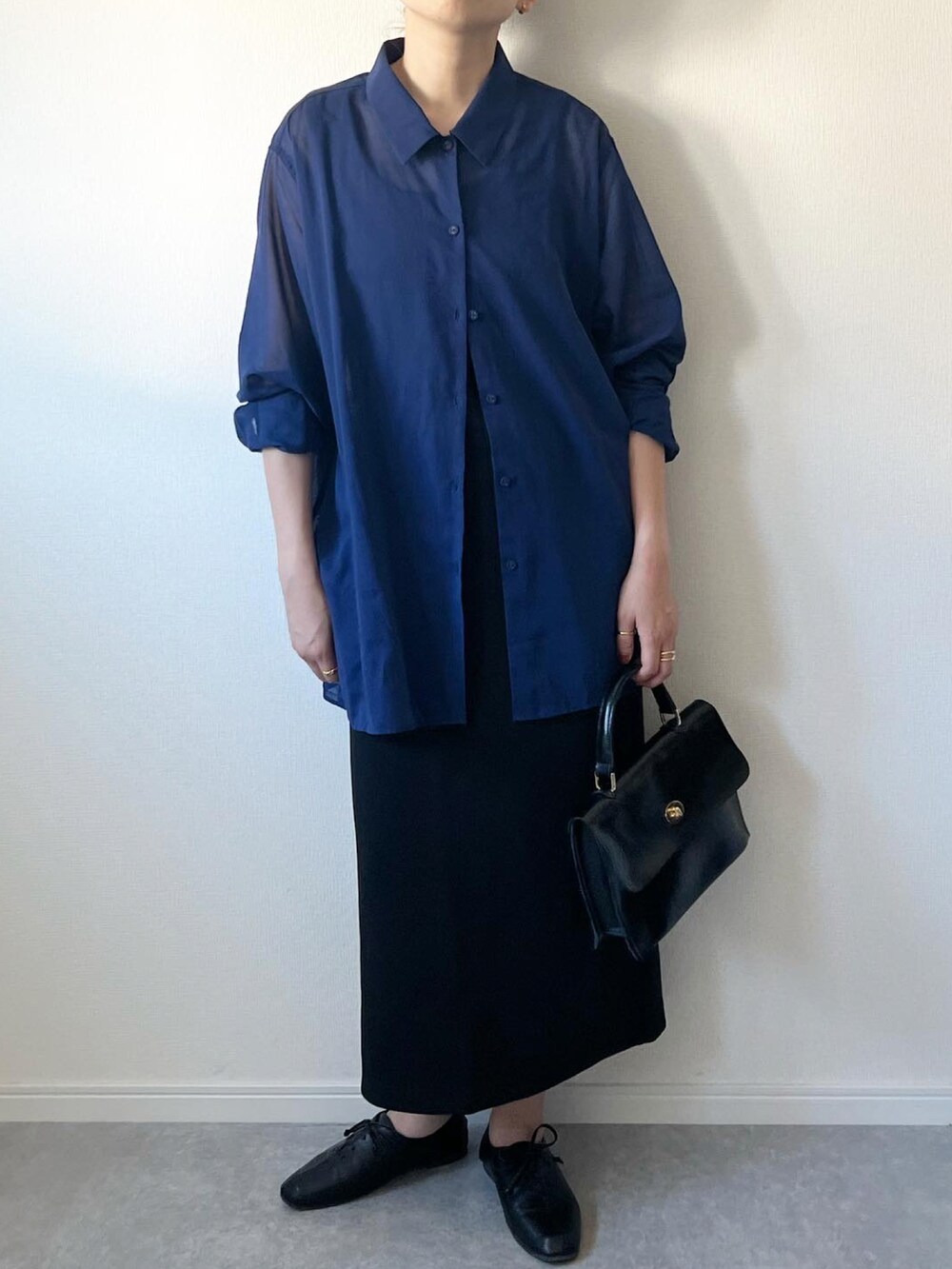 「シンプルコーデ、ユニクロ、UNIQLO、UNIQLOコーデ、タイトスカート、マキシスカート、スカート、スカートスタイル、レースアップシューズ、大人カジュアル、カジュアルコーデ、ootd、シャツスタイル、シアーシャツ、プチプラ」｜「UNIQLOのアイテム（シャツ/ブラウス、ブルー系）」を使った、𝚔𝚘さん（レディース・160cm）の夏コーディネートの2枚目の写真