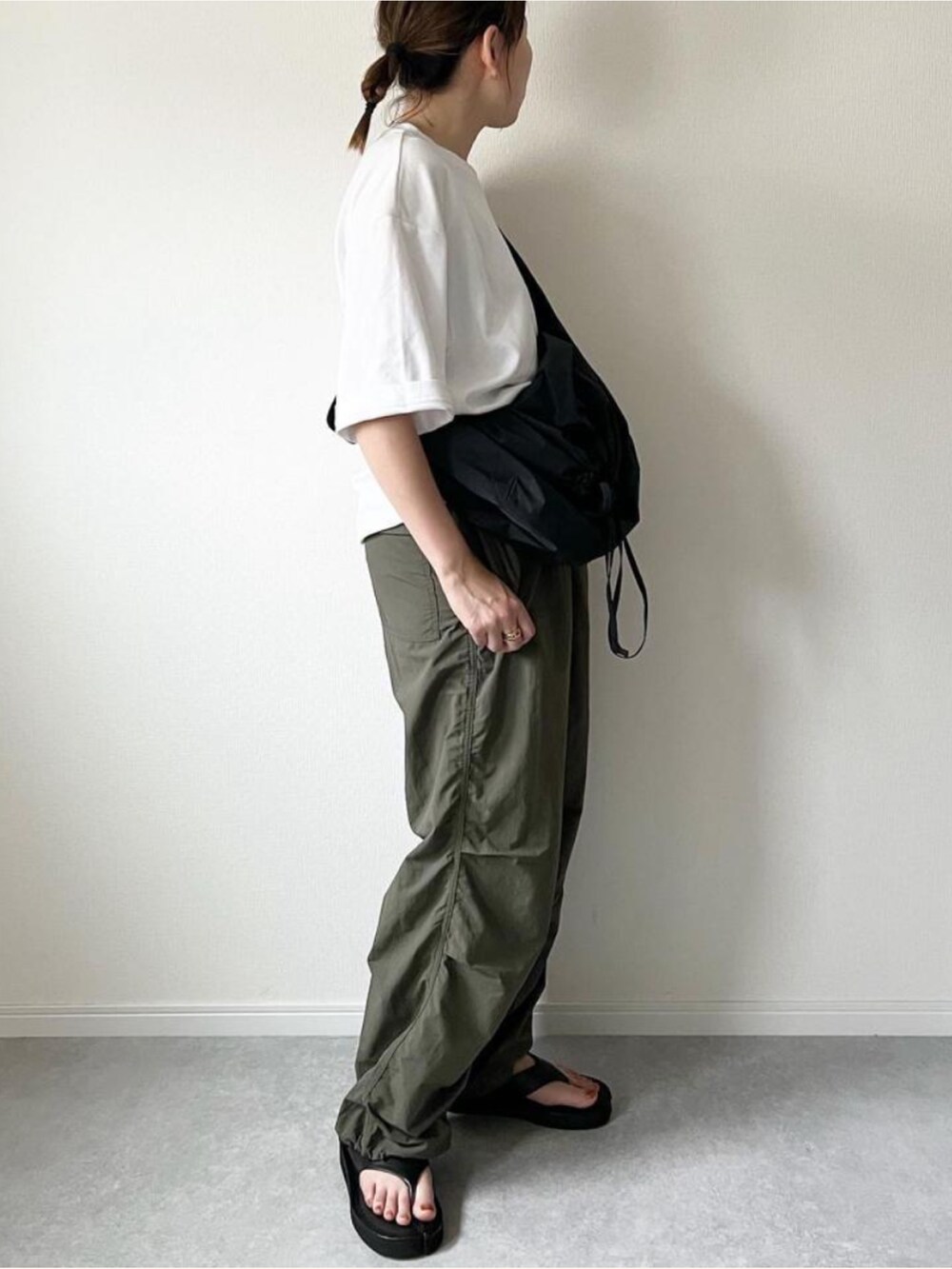 「みんなの白Tフェス、GU、GUコーデ、カーゴパンツ、パラシュートパンツ、白Tシャツ、サンダル、ショルダーバッグ、UNIQLO、シンプルコーデ、夏服コーデ、大人カジュアル、プチプラ、UNIQLOコーデ、カジュアルコーデ」｜「GUのアイテム（カーゴパンツ、グリーン系）」を使った、𝚔𝚘さん（レディース・160cm）の夏コーディネートの2枚目の写真