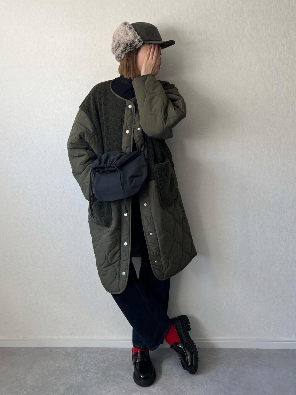 「重ね着ベストシーズン、秋服、フライトキャップ、GU、GUコーデ、ローファー、UNIQLO、ユニクロ、差し色、大人カジュアル、カジュアルコーデ、大人女子、カーキ、秋冬、30代コーデ」｜「GUのアイテム（帽子、グリーン系）」を使った、𝚔𝚘さん（レディース・160cm）の秋コーディネートの2枚目の写真