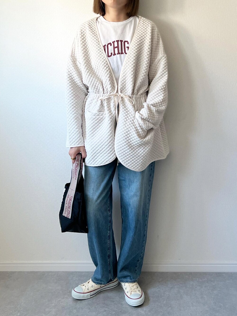 「キルティング、キルティングジャケット、ライトアウター、アンスミー、ロゴT、UNIQLO、UNIQLOデニム、秋服コーデ、シンプルコーデ、おでかけコーデ、ootd、大人カジュアル、カジュアルコーデ、プチプラ、秋コーデ」｜「ANGIEのGILDANカレッジロゴオーバーサイズTシャツ（半袖）（Tシャツ/カットソー、ホワイト系）」を使った、𝚔𝚘さん（レディース・160cm）の秋コーディネートの3枚目の写真