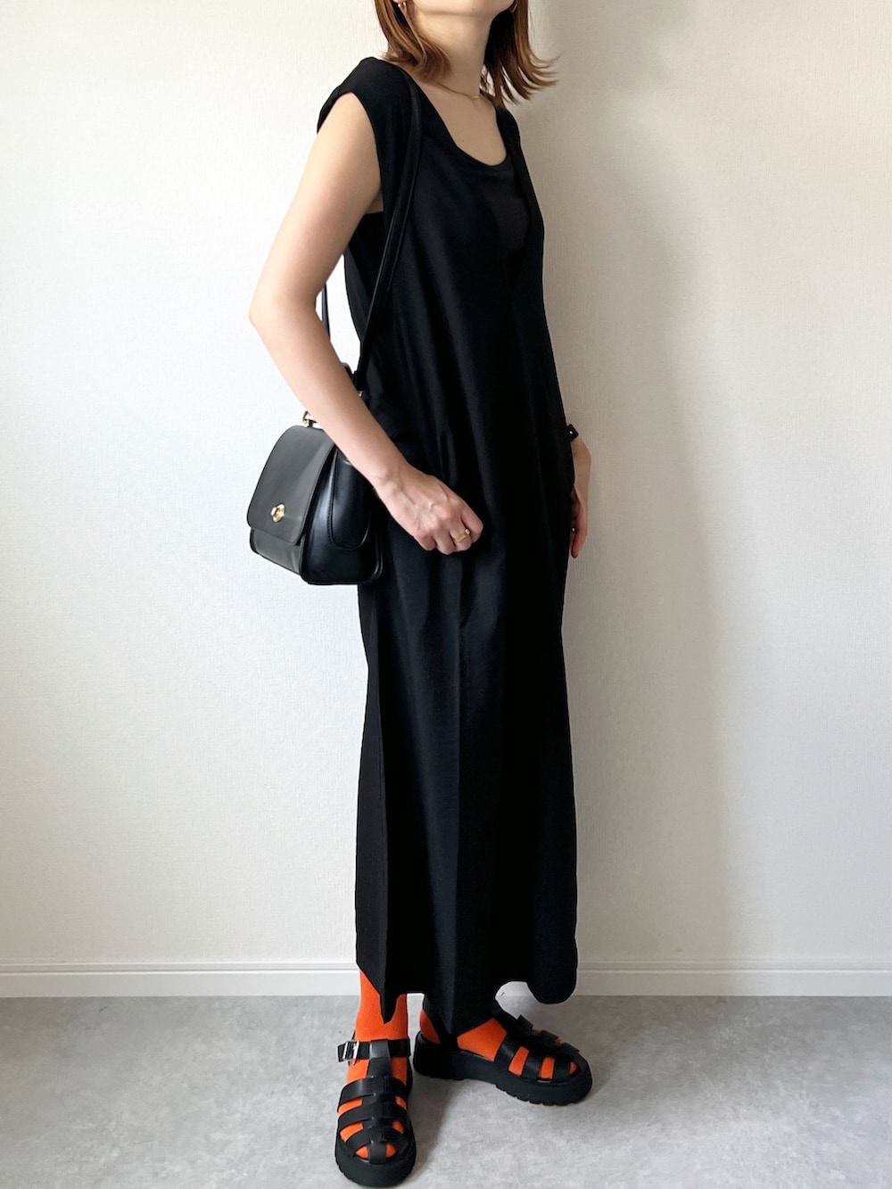 「ジャンパースカート、ワンピース、ジャンスカ、ANGIE VINTAGE、オトナカジュアル、モノトーン、カラーソックス、グルカサンダル、サンダル、プチプラ、カジュアル、ママコーデ、オトナ女子、Vネック、ロングワンピース」｜「ANGIEのリネンタッチVネックジャンパースカート（ワンピース、ブラック系）」を使った、𝚔𝚘さん（レディース・160cm）の夏コーディネートの2枚目の写真
