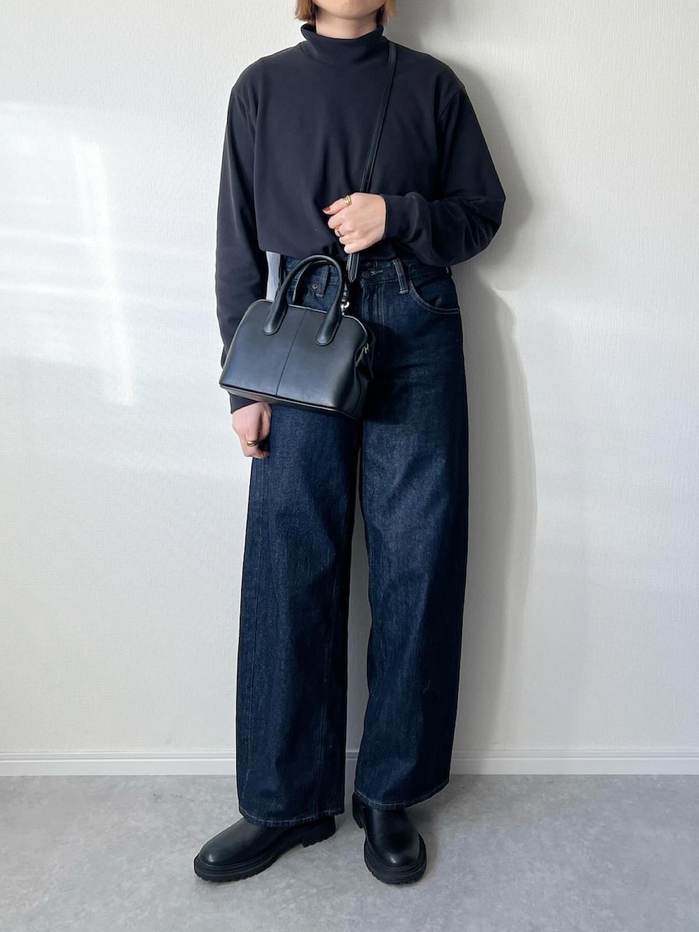 「カジュアルコーデ、大人カジュアル、冬、フリース、ユニクロコーデ、UNIQLO、GU、バギーパンツ、バギーデニム、プチプラ、プチプラコーデ、ショートブーツ、大人女子、ニット帽、大人ファッション」｜「UNIQLOのアイテム（トップス、ブラック系）」を使った、𝚔𝚘さん（レディース・160cm）の冬コーディネートの3枚目の写真