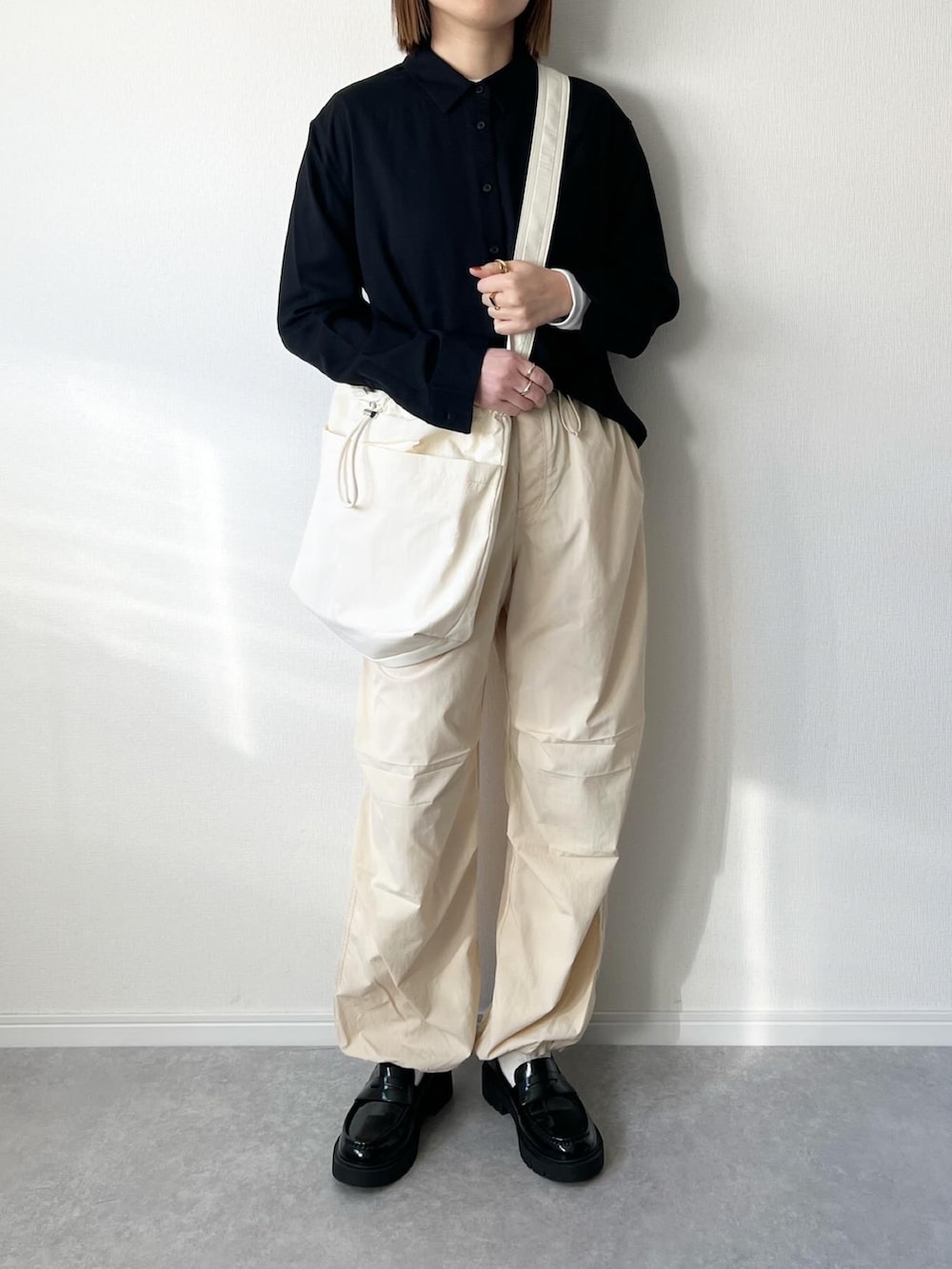 「パンツスタイル、春、ブラウス、シンプルコーデ、ユニクロ、UNIQLO、ユニクロコーデ、シンプル、ママコーデ、ootd、パラシュートパンツ、シンプルスタイル、カジュアルコーデ、春コーデ、カジュアル」｜「UNIQLOのアイテム（パンツ、ホワイト系）」を使った、𝚔𝚘さん（レディース・160cm）の冬コーディネートの3枚目の写真