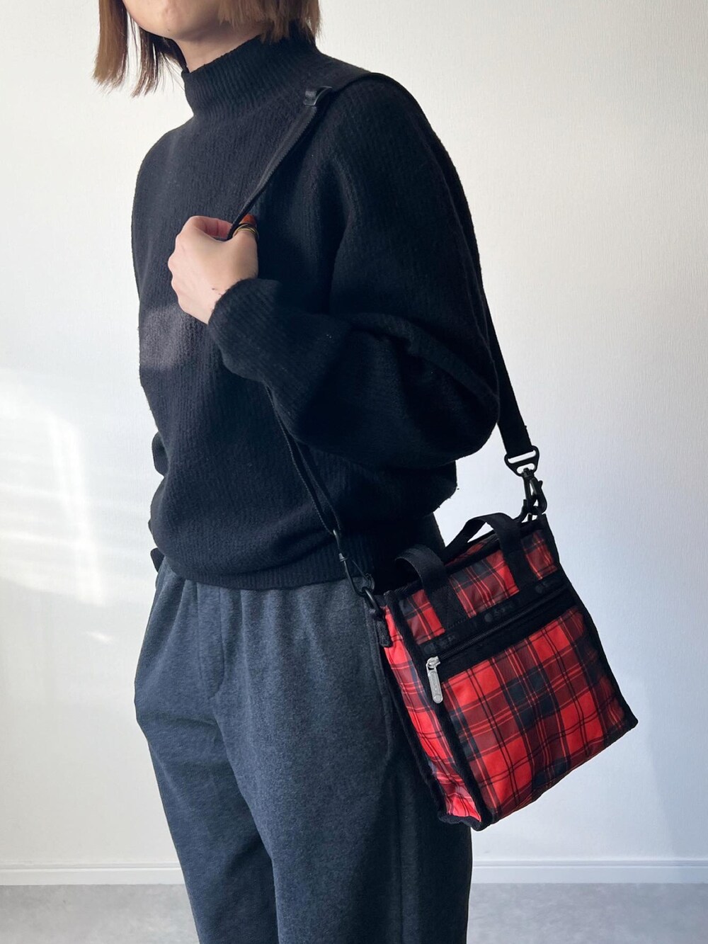 「ファッションを楽しもう、ターンチェック、チェック、赤チェック、ショルダーバッグ、レスポートサック、lesportsac、ユニクロ、UNIQLO、ユニクロコーデ、シンプルコーデ、プチプラ、大人カジュアル、カジュアルコーデ、シンプル」｜「UNIQLOのアイテム（ニット/セーター、ブラック系）」を使った、𝚔𝚘さん（レディース・160cm）の秋コーディネートの3枚目の写真