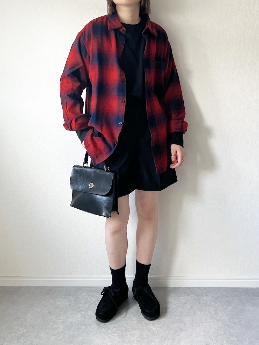 「秋服まるっと大公開、秋服コーデ、ユニクロ、UNIQLO、フランネルチェックシャツ、チェックシャツ、大人カジュアル、ハーフパンツ、モカシン、プチプラ、ユニクロシャツ、大人女子、カジュアルコーデ、プチプラコーデ、シンプル」｜「GUのアイテム（Tシャツ/カットソー、ブラック系）」を使った、𝚔𝚘さん（レディース・160cm）の秋コーディネートの2枚目の写真