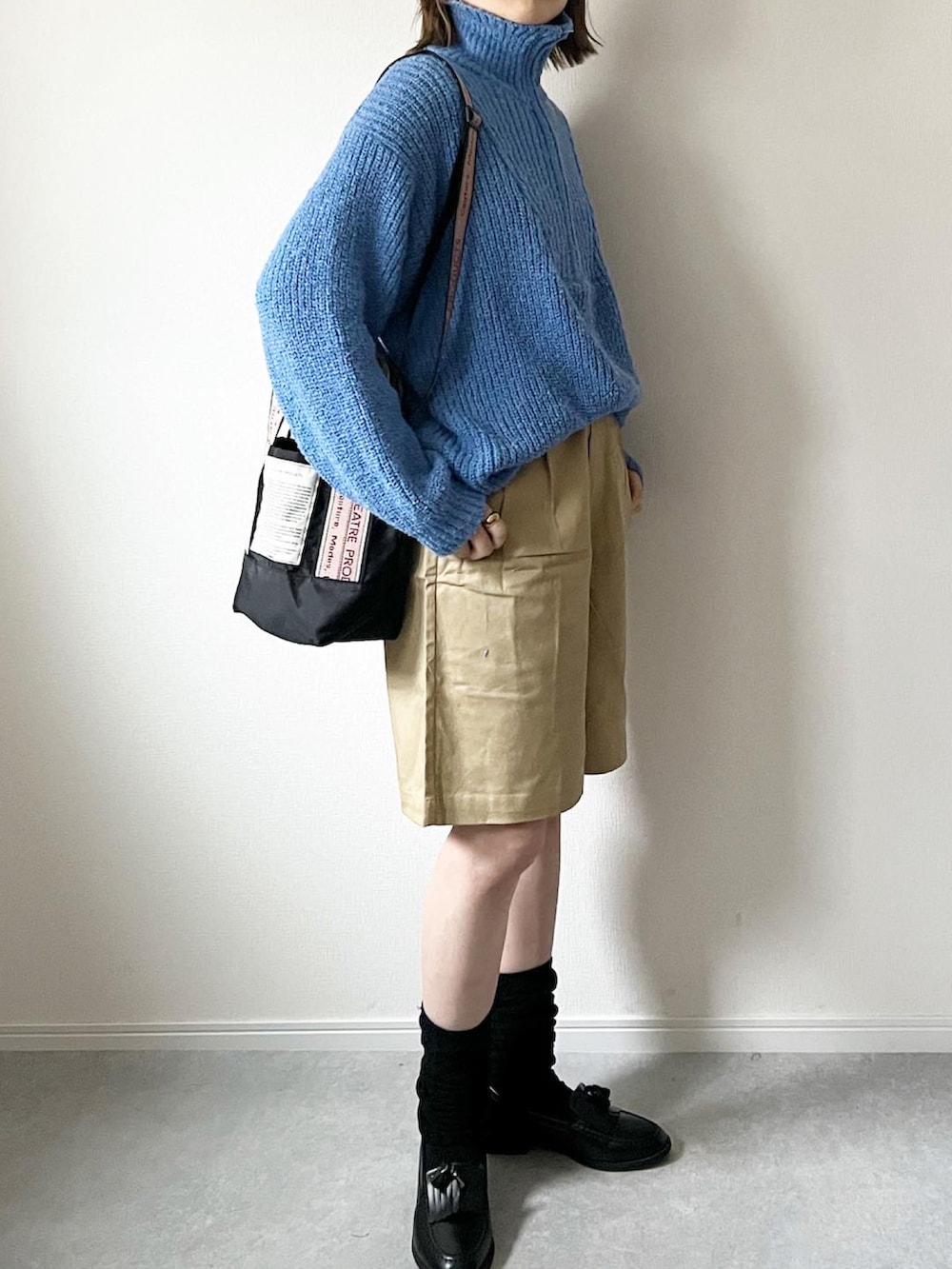 「春服デビュー宣言、ショートパンツ、チノパン、チノショートパンツ、ブルー、ブルーニット、シアタープロダクツ(THEATRE PRODUCTS)、ルーズソックス、GU、プチプラ、プチプラコーデ、春コーデ、大人カジュアル、カジュアルコーデ、カジュアル」｜「BROWN THEATRE PRODUCTSのハーフジップニット（ニット/セーター、ブルー系）」を使った、𝚔𝚘さん（レディース・160cm）の春コーディネートの3枚目の写真