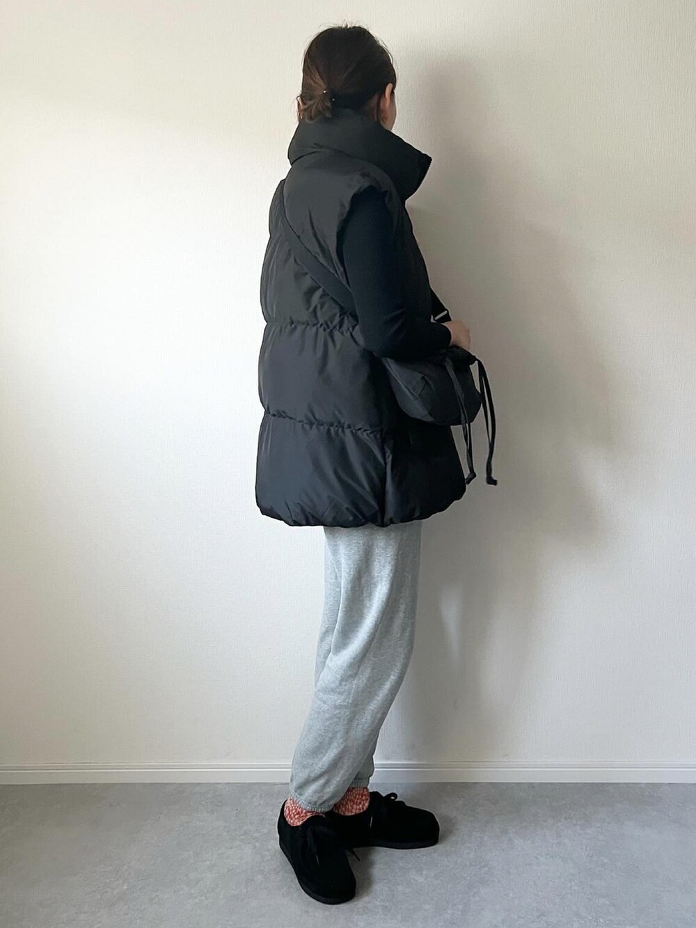 「休日スタイル、UNIQLO、ユニクロ、GU、スウェット、スウェットパンツ、モカシン、大人カジュアル、カジュアルコーデ、カジュアル、シンプルスタイル、あったかコーデ、ベスト、プチプラ、オトナカジュアル」｜「GUのアイテム（ジャケット/アウター、ブラック系）」を使った、𝚔𝚘さん（レディース・160cm）の冬コーディネートの3枚目の写真
