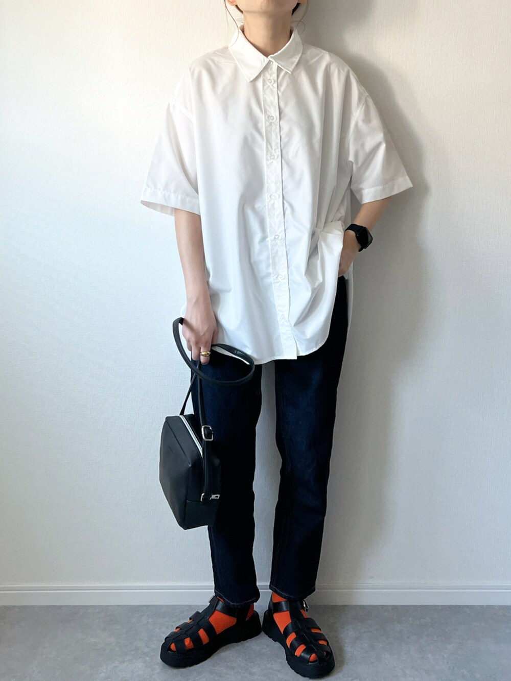 「BONLECILL、GU、マムジーンズ、シャツスタイル、シャツ、白Tシャツ、ショルダーバッグ、グルカサンダル、カラーソックス、サンダルに靴下、サンダル、カジュアルコーデ、大人カジュアル、メンズライク、夏コーデ」｜「BONLECILLのメンズライク半袖オーバーシャツ（シャツ/ブラウス、ホワイト系）」を使った、𝚔𝚘さん（レディース・160cm）の夏コーディネートの2枚目の写真