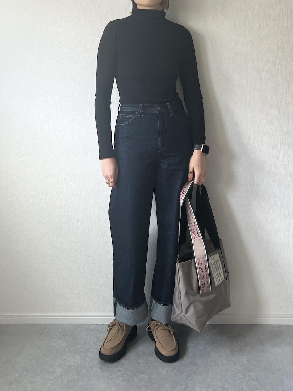 「パンツスタイル、UNIQLO、ユニクロ、ユニクロデニム、大人カジュアル、カジュアルコーデ、シンプルコーデ、シンプル、ママコーデ、ootd、カジュアル、春、シアタープロダクツ(THEATRE PRODUCTS)、プチプラ、春コーデ」｜「UNIQLOのアイテム（デニムパンツ、ブルー系）」を使った、𝚔𝚘さん（レディース・160cm）の冬コーディネートの3枚目の写真