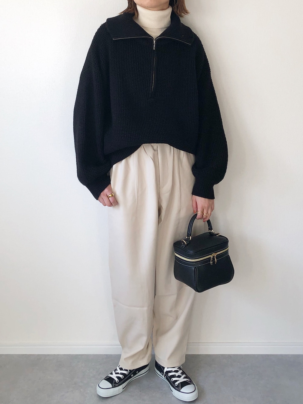 ブラック系のニット/セーター、ベージュ系のニット/セーター、ブラック系のバッグを着用したレディースの冬コーディネートの2枚目の写真