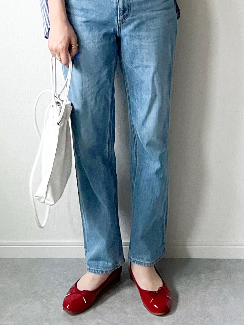 「パンプス、パンツスタイル、フラットシューズ、赤パンプス、GU、デニムコーデ、UNIQLO、ストライプシャツ、デニム、プチプラ、プチプラコーデ、カジュアルコーデ、大人カジュアル、白Tシャツ、Tシャツ」｜「UNIQLOのアイテム（Tシャツ/カットソー、ホワイト系）」を使った、𝚔𝚘さん（レディース・160cm）の夏コーディネートの3枚目の写真