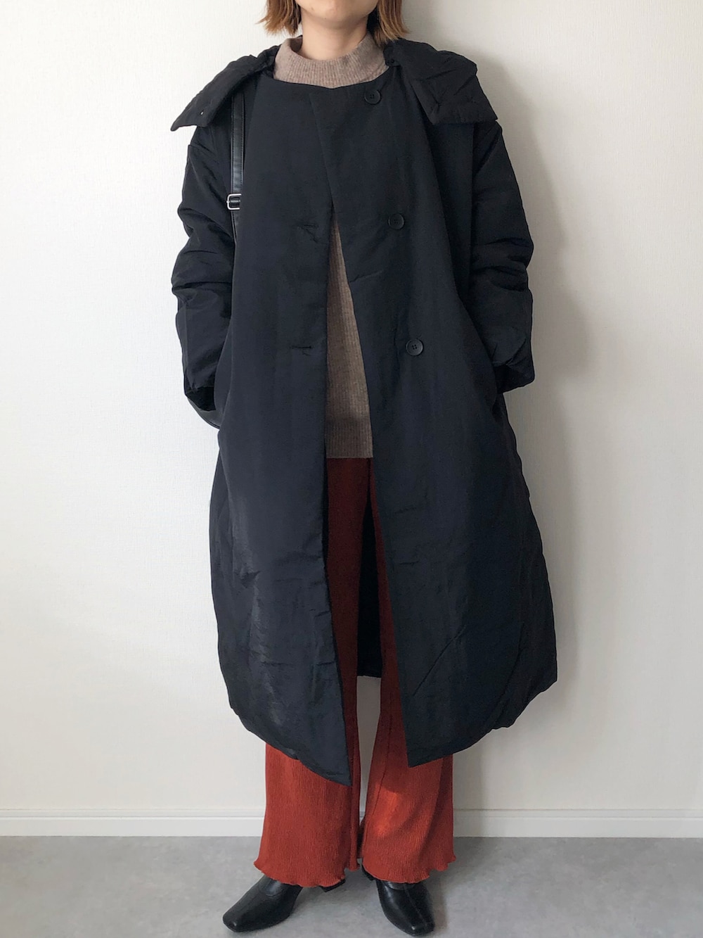 「コート、アウター、ブーツ、カジュアル、カラーパンツ、UNIQLO、ショートブーツ、GU、プチプラ、中綿アウター、プチプラコーデ、ゆったりコーデ、ママコーデ、プリーツパンツ、arholiday」｜「Auntie Rosa Holidayの2WAY中綿オーバーフーディコート【撥水加工/ウォッシャブル】（その他アウター、ブラック系）」を使った、𝚔𝚘さん（レディース・160cm）の秋コーディネートの3枚目の写真