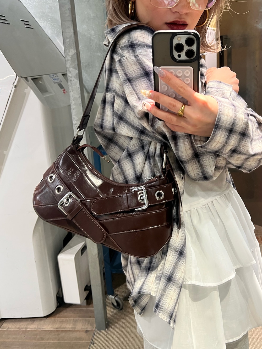 グレー系のスウェットパンツ、ホワイト系のシャツ/ブラウス、ブラウン系のショルダーバッグを着用したレディースの春コーディネートの4枚目の写真