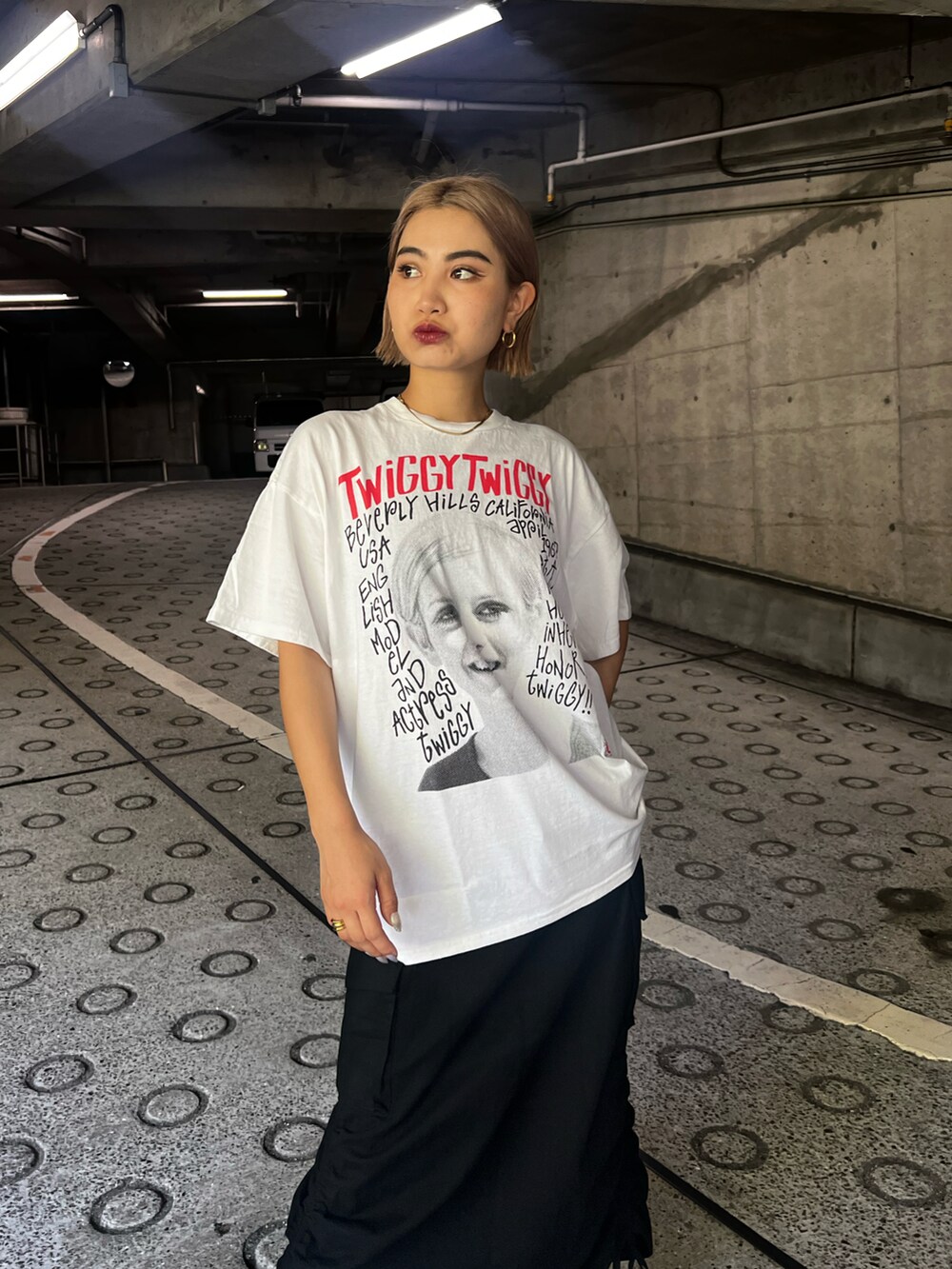 ホワイト系のTシャツ/カットソー、グリーン系のスカートを着用したレディースの夏コーディネートの2枚目の写真
