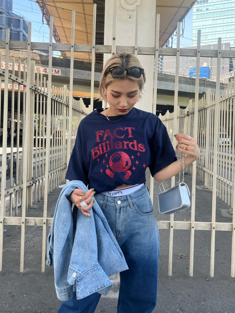 ブラック系のTシャツ/カットソー、ブルー系のデニムジャケット、ブルー系のデニムパンツを着用したレディースの春コーディネートの4枚目の写真