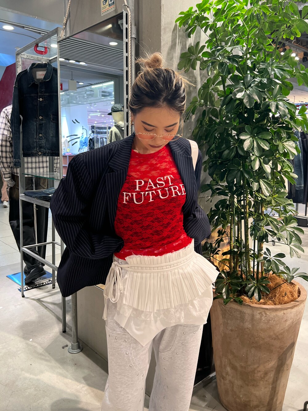 ブラック系のスウェットパンツ、レッド系のTシャツ/カットソー、ブルー系のテーラードジャケットを着用したレディースの春コーディネートの2枚目の写真