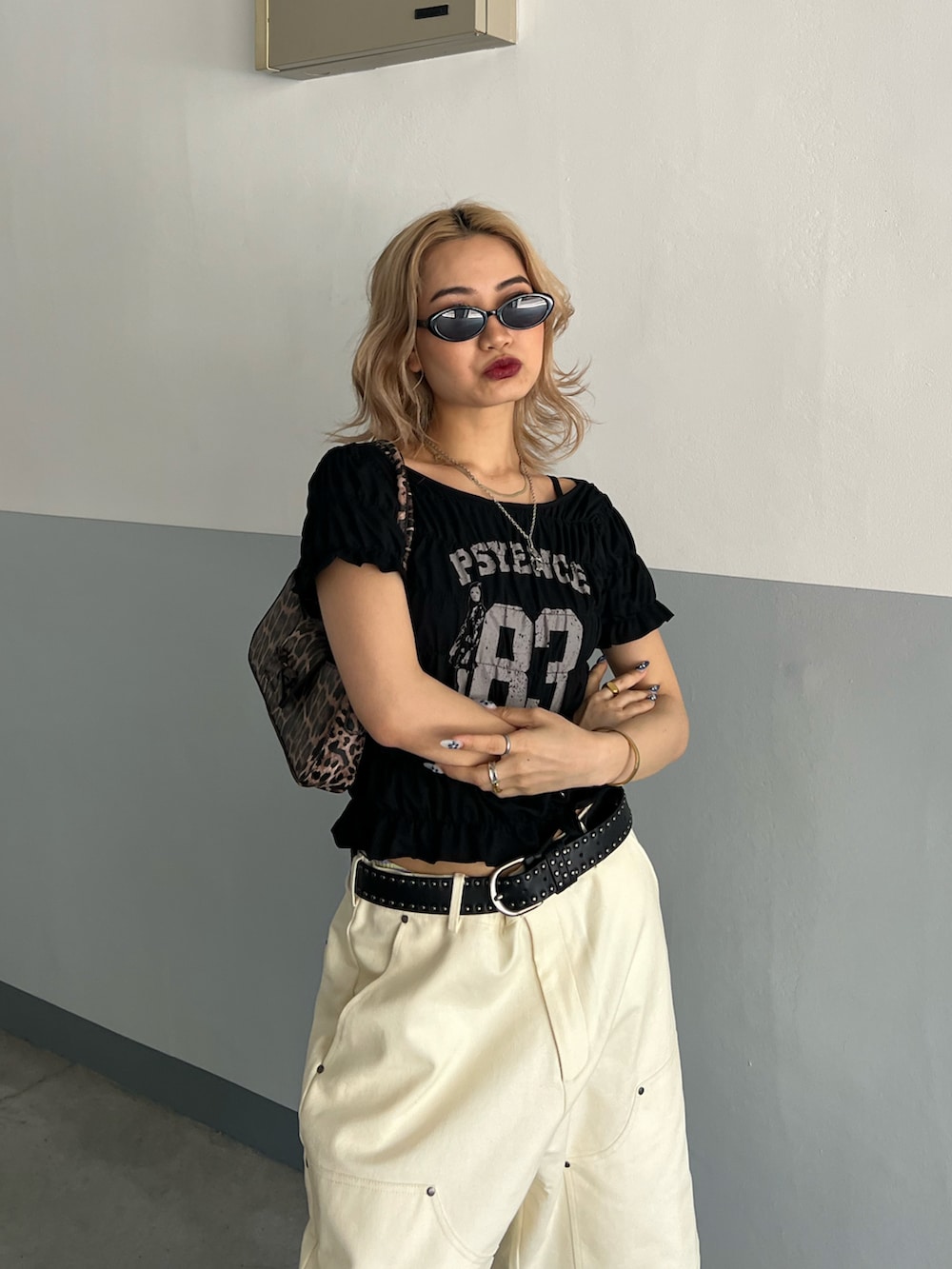 ホワイト系のその他パンツ、ブラック系のTシャツ/カットソー、ブラウン系のショルダーバッグを着用したレディースの夏コーディネートの4枚目の写真