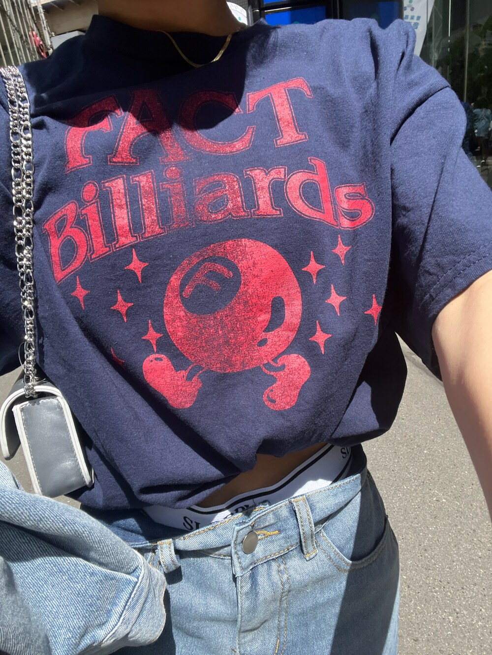 ブラック系のTシャツ/カットソー、ブルー系のデニムジャケット、ブルー系のデニムパンツを着用したレディースの春コーディネートの3枚目の写真