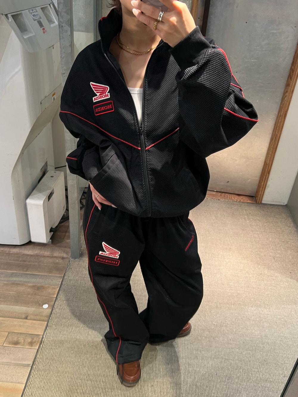 ブラック系のその他パンツ、ブラック系のその他アウターを着用したレディースの冬コーディネートの3枚目の写真