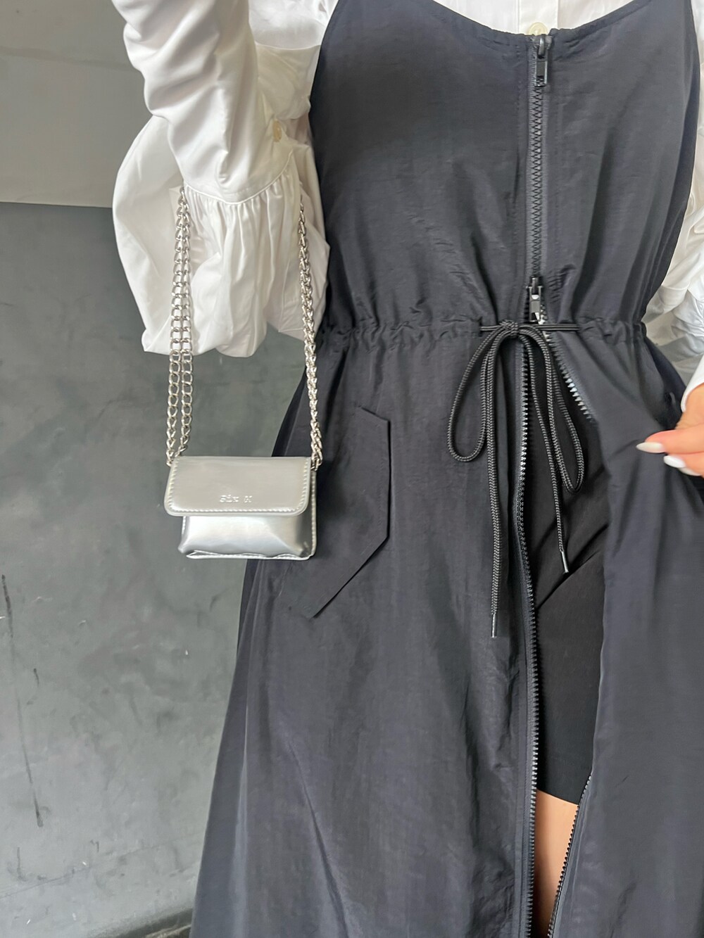 ブラック系のワンピース/ドレス、ホワイト系のシャツ/ブラウス、ブラック系のその他パンツを着用したレディースの秋コーディネートの5枚目の写真