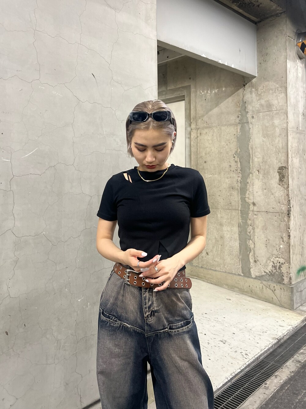 ブルー系のデニムパンツ、ブラック系のTシャツ/カットソーを着用したレディースの夏コーディネートの4枚目の写真