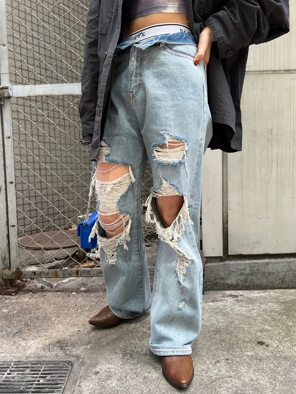 ブルー系のデニムパンツ、グリーン系のその他アウター、ホワイト系のその他パンツを着用したレディースの春コーディネートの3枚目の写真