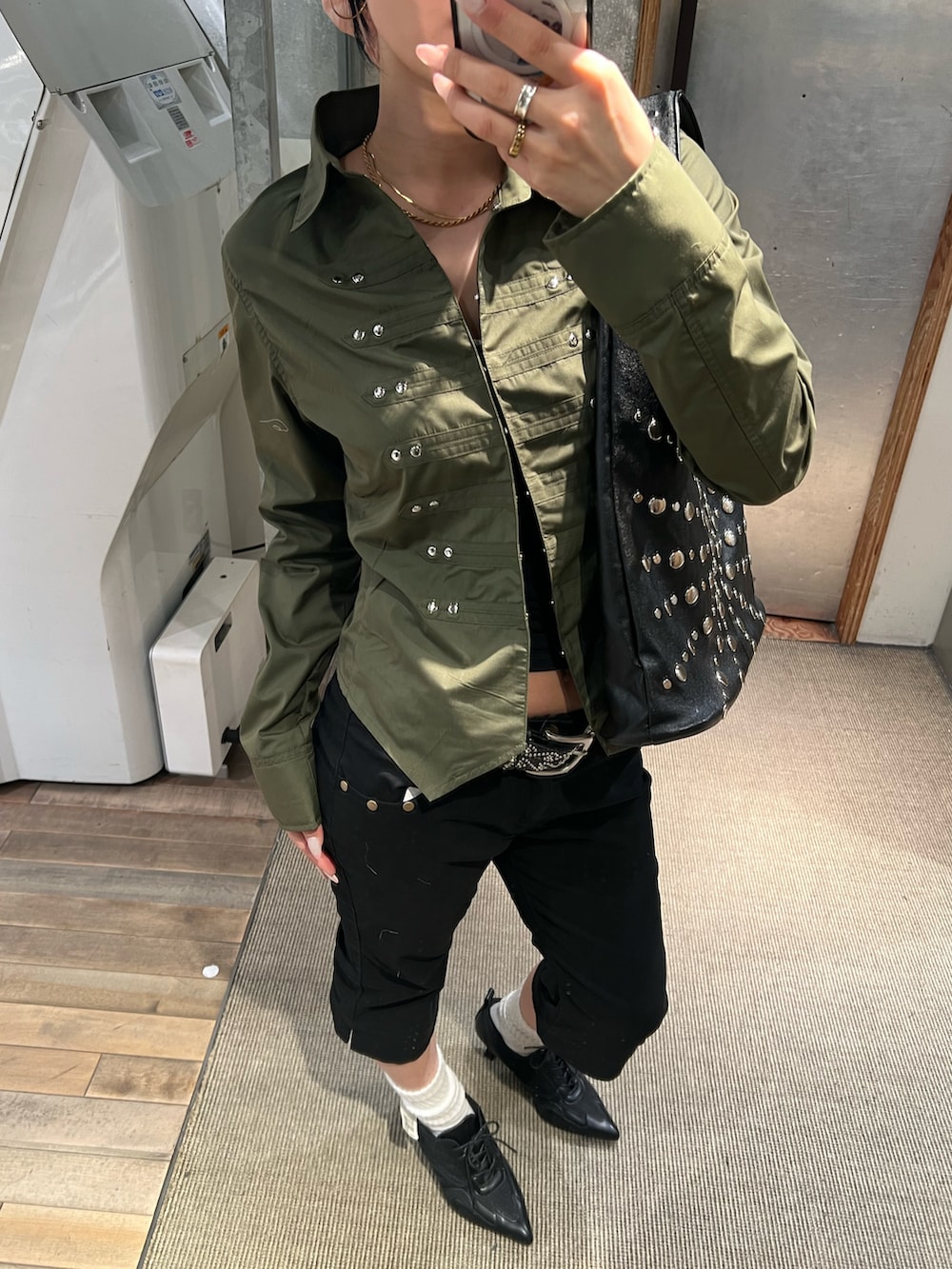 ブラック系のその他パンツ、グリーン系のシャツ/ブラウス、ブラック系のベルトを着用したレディースの春コーディネートの2枚目の写真