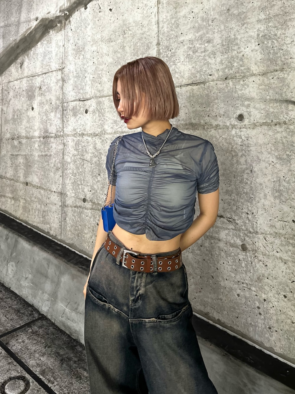 ブルー系のTシャツ/カットソー、ブルー系のデニムパンツを着用したレディースの夏コーディネートの2枚目の写真