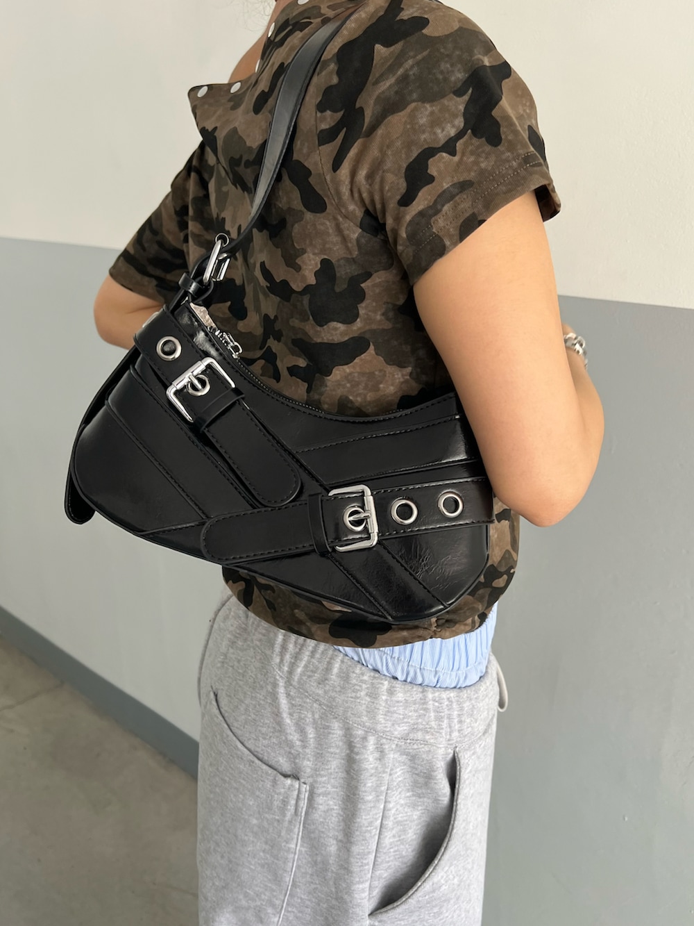 グリーン系のTシャツ/カットソー、グレー系のその他パンツ、ブラウン系のショルダーバッグを着用したレディースの夏コーディネートの5枚目の写真