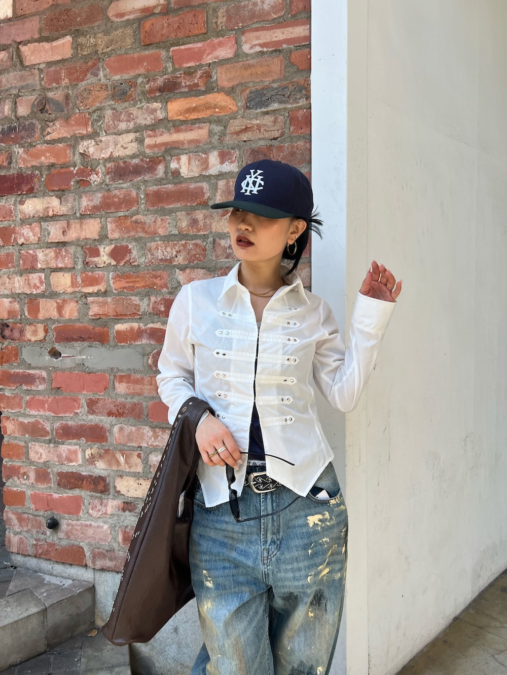 ホワイト系のシャツ/ブラウス、その他のデニムパンツ、ブラウン系のショルダーバッグを着用したレディースの春コーディネートの3枚目の写真