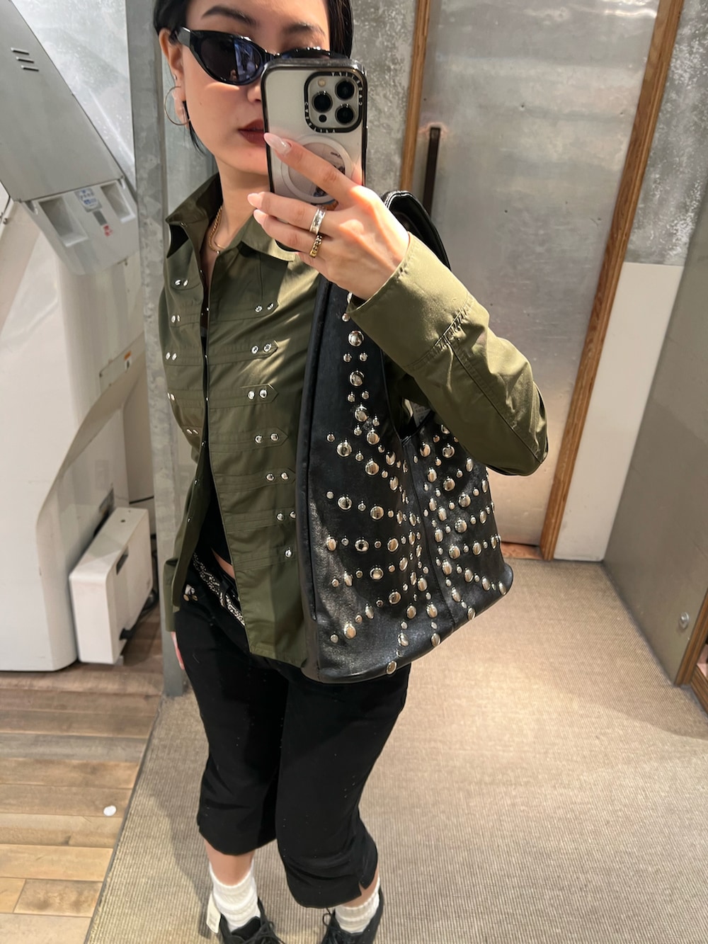 ブラック系のその他パンツ、グリーン系のシャツ/ブラウス、ブラック系のベルトを着用したレディースの春コーディネートの3枚目の写真