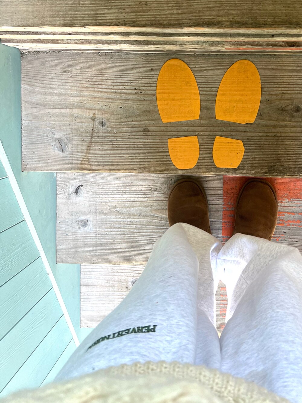 ブラウン系のブーツ、グレー系のスウェットパンツ、ベージュ系のニット/セーターを着用したレディースの秋コーディネートの3枚目の写真