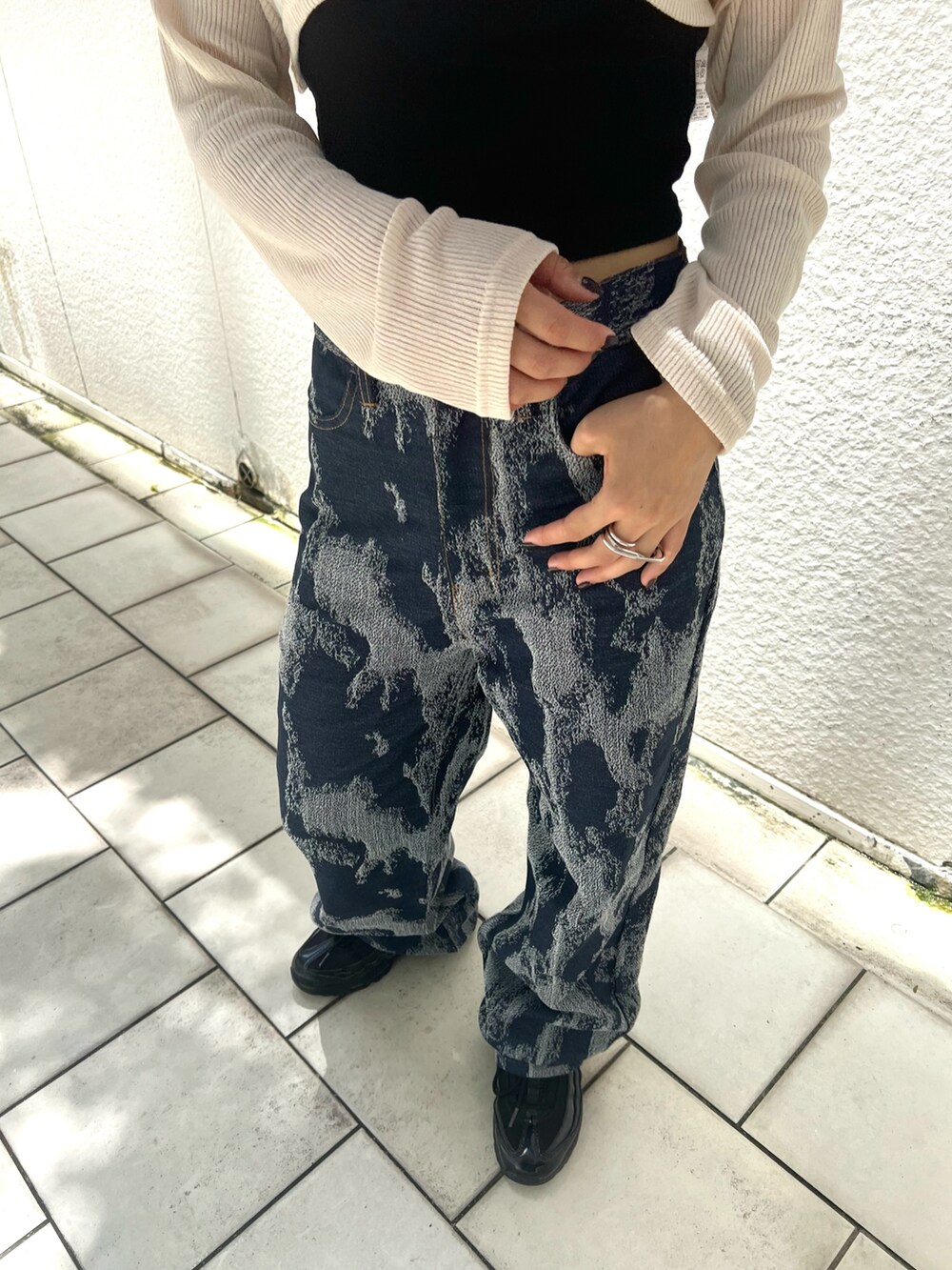 グレー系のキャミソール、ホワイト系のTシャツ/カットソー、ブルー系のデニムパンツを着用したレディースの夏コーディネートの3枚目の写真