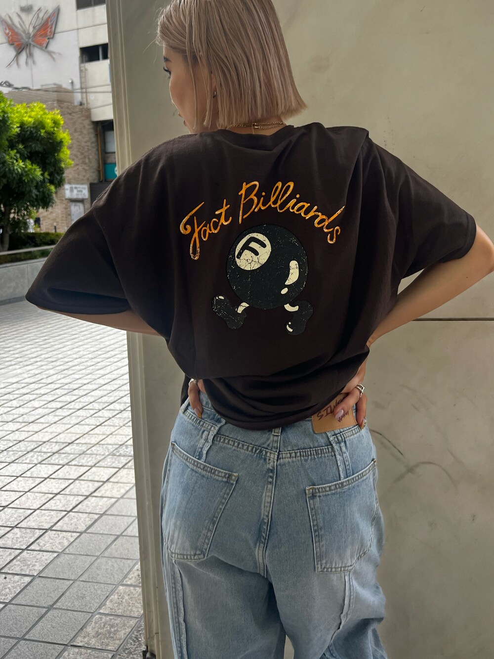 ブルー系のデニムパンツ、ブラウン系のTシャツ/カットソーを着用したレディースの夏コーディネートの5枚目の写真