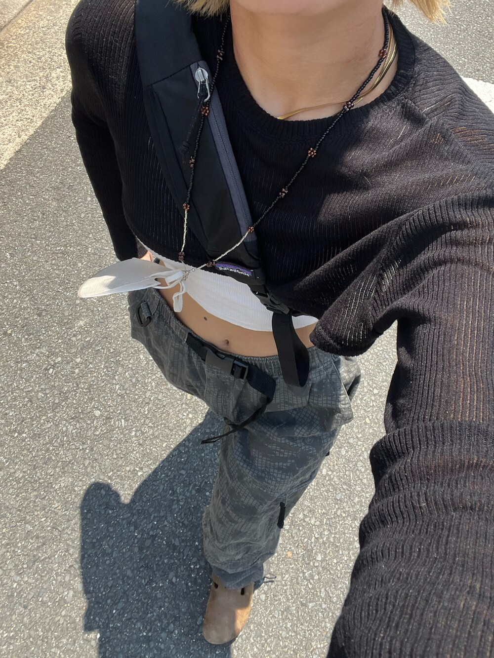 ブラック系のTシャツ/カットソー、グレー系のキャミソール、グレー系のパンツを着用したレディースの夏コーディネートの3枚目の写真