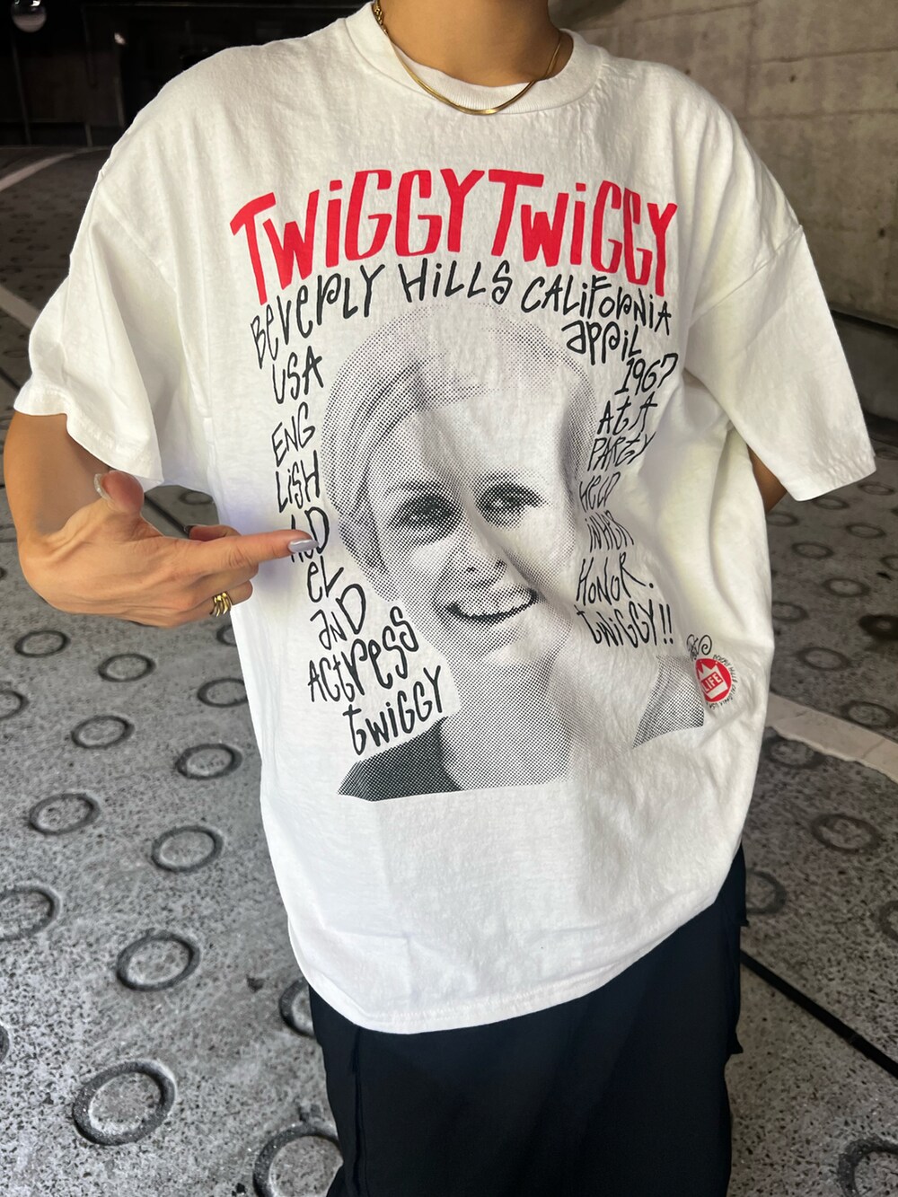 ホワイト系のTシャツ/カットソー、グリーン系のスカートを着用したレディースの夏コーディネートの4枚目の写真