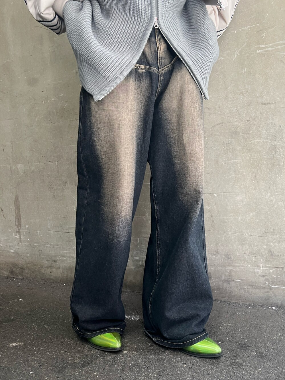 ブルー系のデニムパンツ、グレー系のパーカー、ホワイト系のMA-1を着用したレディースの冬コーディネートの5枚目の写真