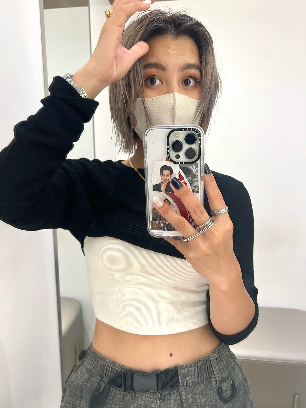 ブラック系のTシャツ/カットソー、グレー系のキャミソール、グレー系のパンツを着用したレディースの夏コーディネートの2枚目の写真