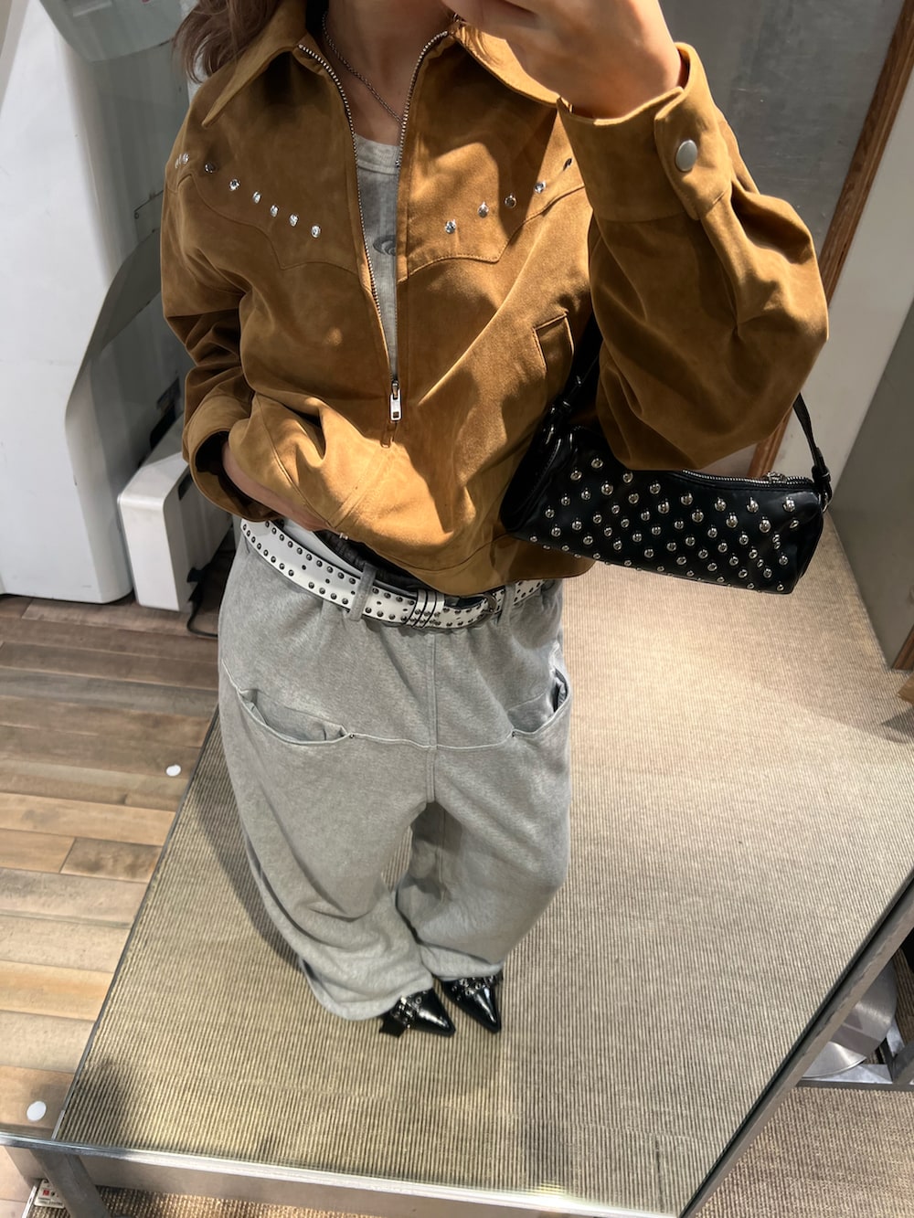 グレー系のスウェットパンツ、イエロー系のブルゾン、ブラック系のショルダーバッグを着用したレディースの秋コーディネートの3枚目の写真