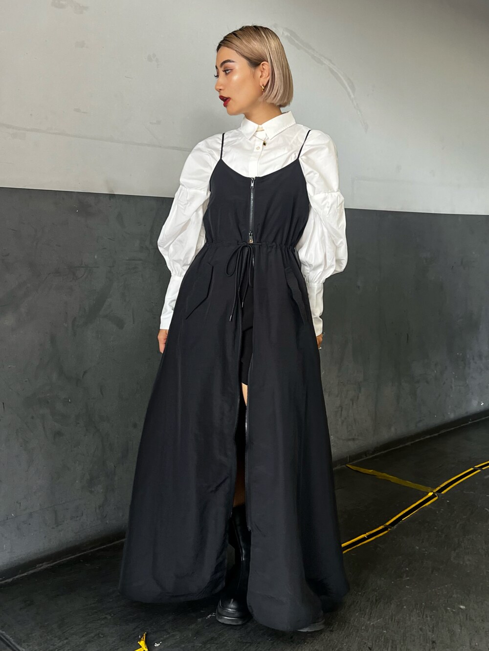 ブラック系のワンピース/ドレス、ホワイト系のシャツ/ブラウス、ブラック系のその他パンツを着用したレディースの秋コーディネートの2枚目の写真