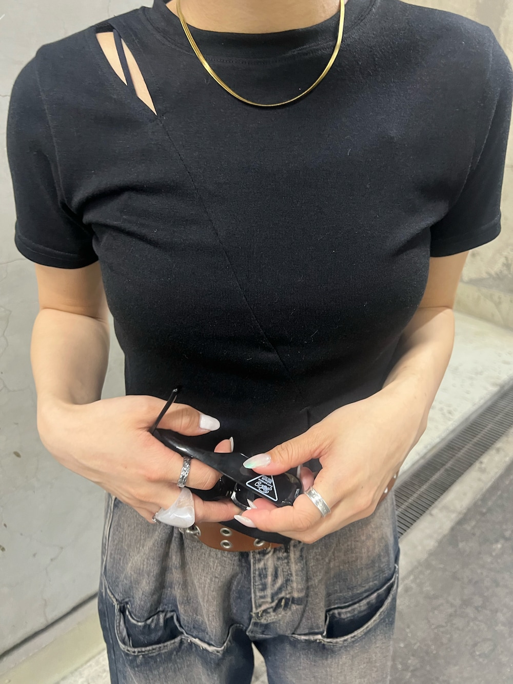 ブルー系のデニムパンツ、ブラック系のTシャツ/カットソーを着用したレディースの夏コーディネートの5枚目の写真