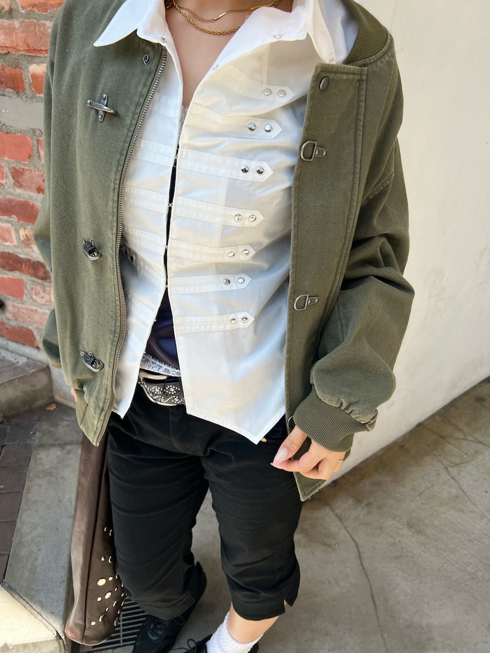 グリーン系のMA-1、ホワイト系のシャツ/ブラウス、ブラック系のその他パンツを着用したレディースの春コーディネートの2枚目の写真