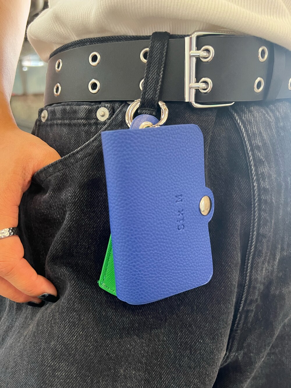 ホワイト系のTシャツ/カットソー、ブラック系のデニムパンツ、イエロー系のショルダーバッグを着用したレディースの夏コーディネートの3枚目の写真