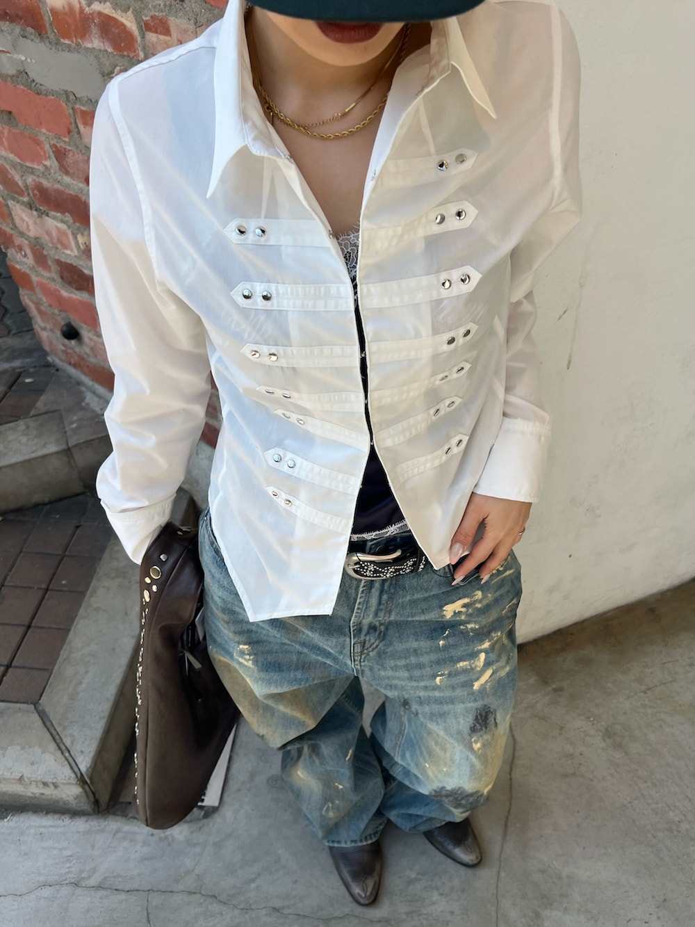 ホワイト系のシャツ/ブラウス、その他のデニムパンツ、ブラウン系のショルダーバッグを着用したレディースの春コーディネートの4枚目の写真