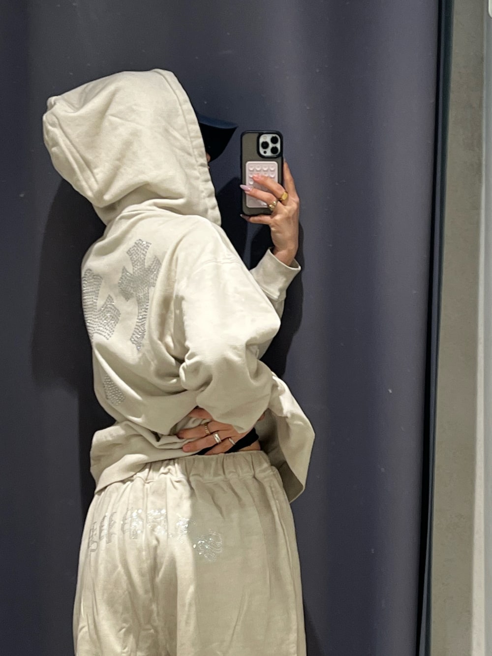 ホワイト系のスウェットパンツ、ホワイト系のスウェット、ブラウン系のブーツを着用したレディースの春コーディネートの3枚目の写真