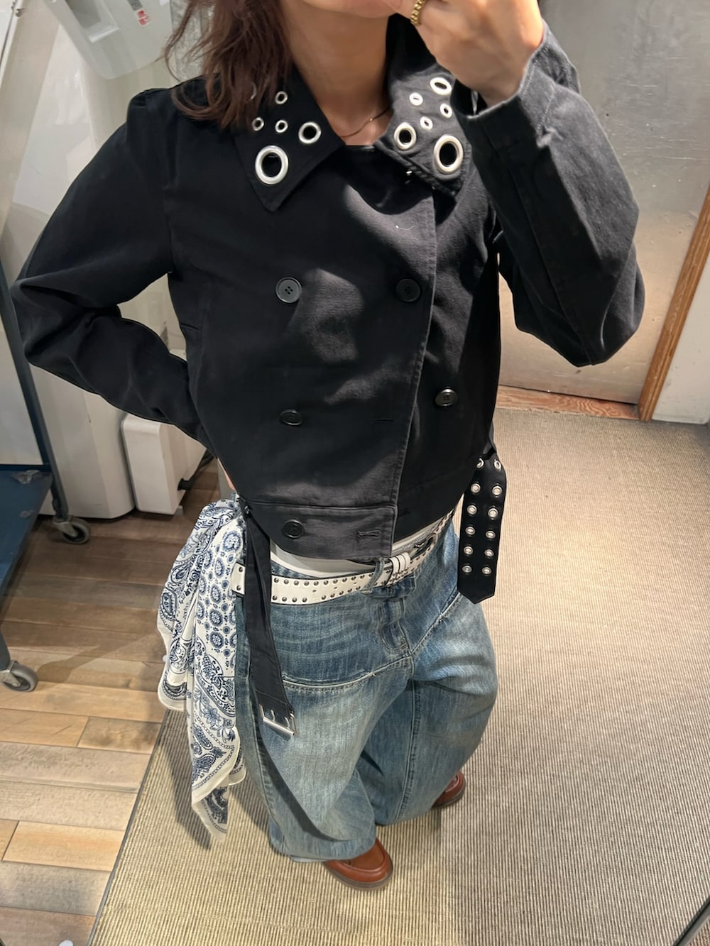 ブルー系のデニムパンツ、ブラック系のピーコートを着用したレディースの春コーディネートの3枚目の写真