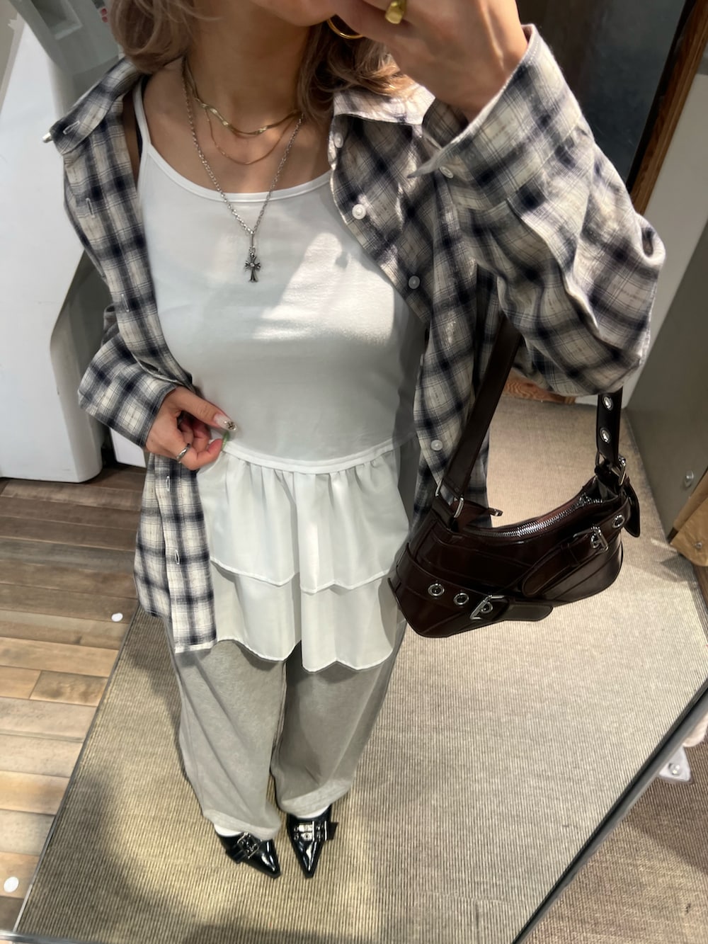 グレー系のスウェットパンツ、ホワイト系のシャツ/ブラウス、ブラウン系のショルダーバッグを着用したレディースの春コーディネートの3枚目の写真
