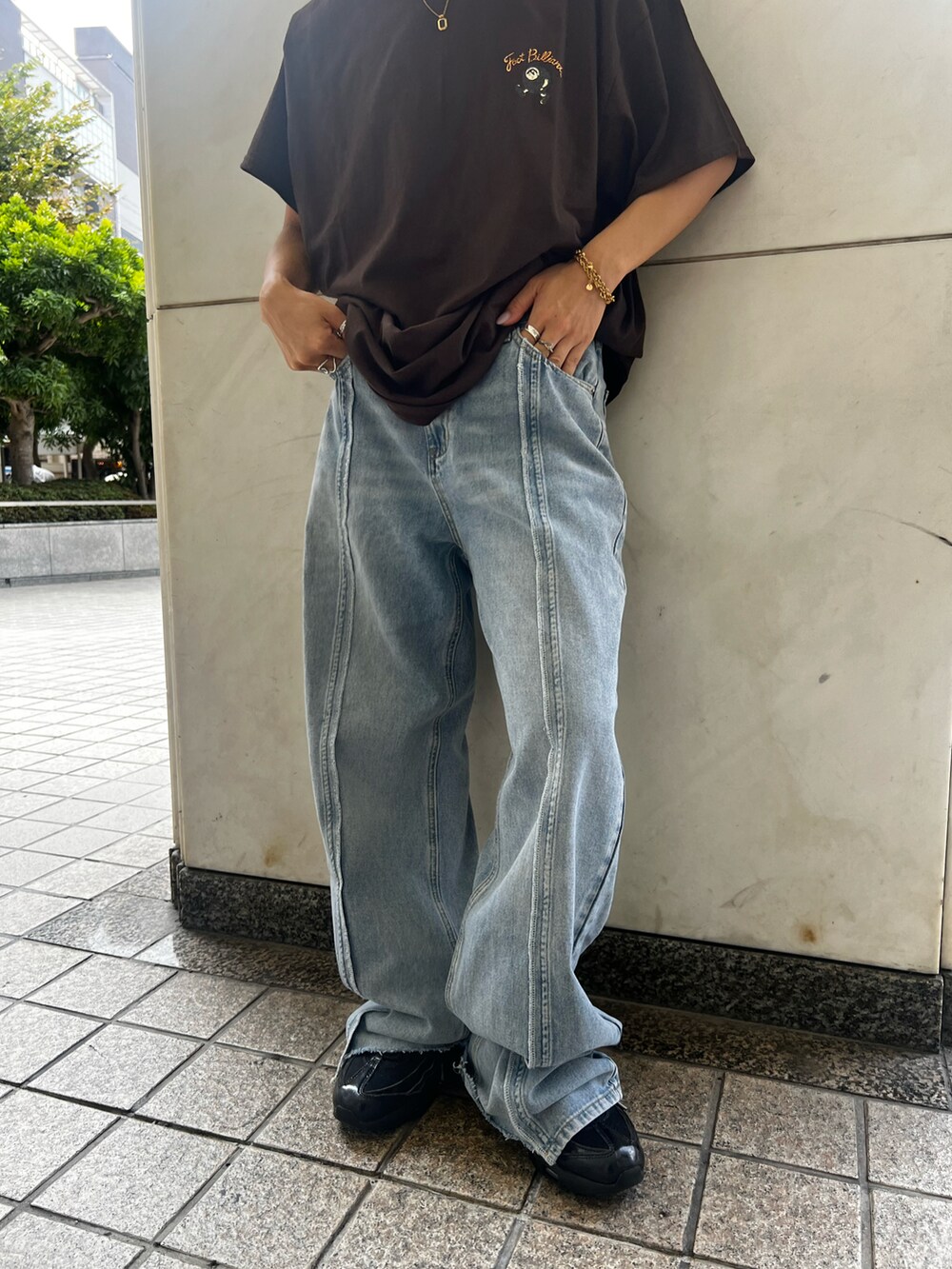 ブルー系のデニムパンツ、ブラウン系のTシャツ/カットソーを着用したレディースの夏コーディネートの3枚目の写真