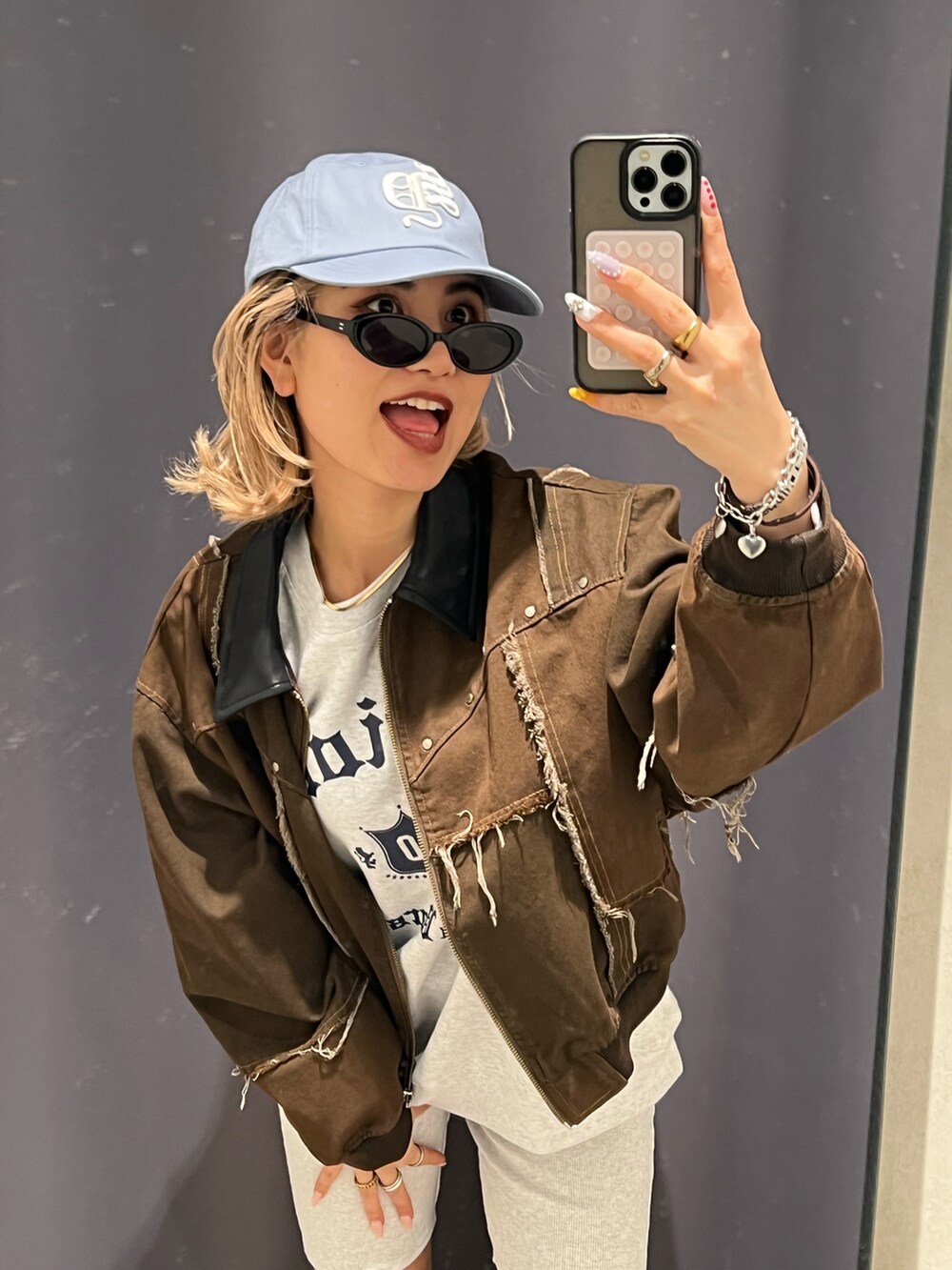 ブラック系のブーツ、グレー系のスウェット、グレー系のその他パンツを着用したレディースの春コーディネートの3枚目の写真