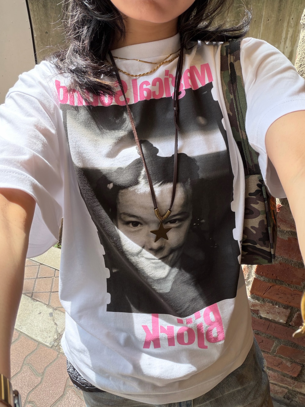 ホワイト系のTシャツ/カットソー、ブルー系のデニムパンツ、ブラウン系のショルダーバッグを着用したレディースの春コーディネートの4枚目の写真